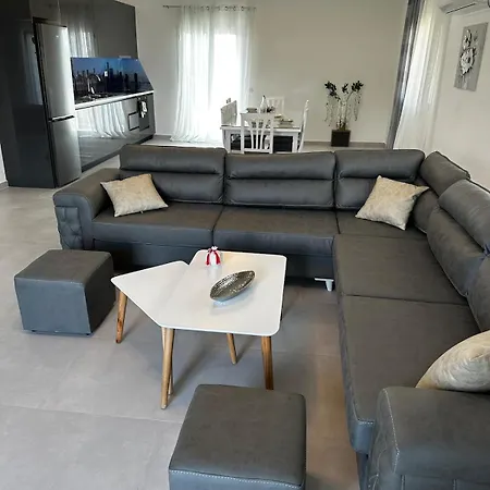 Modern Getaway Meets Nature 度假居 Ishull-Shëngjini