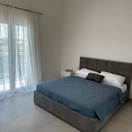 度假居 Modern Getaway Meets Nature Ishull-Shëngjini