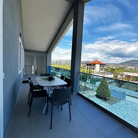 Modern Getaway Meets Nature